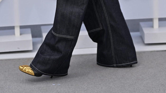 The golden toe shoes rounded off Miller's look.