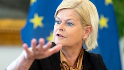 Mit Verteidigungsministerin Tanners Unterschrift ist Österreich ab sofort Teil der gemeinsamen europäischen Luftabwehr-Initiative. (Bild: APA/GEORG HOCHMUTH)