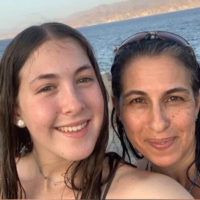 Ayelet Levy Shachar mit ihrer Tochter Naama, kurz bevor die 19-Jährige verschleppt wurde