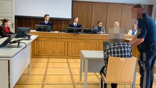Ein 70-Jähriger gestand am Landesgericht Klagenfurt „Übertretungen“, indem er seiner Enkelin ...