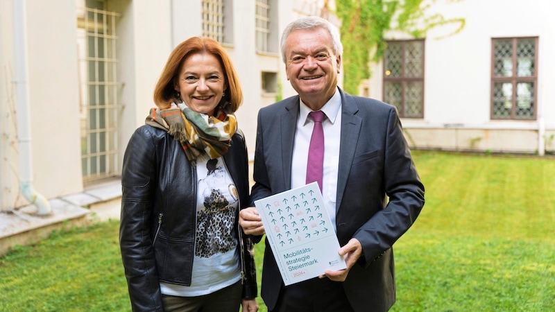 Anton Lang (SPÖ) und Simone Schmiedtbauer (ÖVP) präsentieren die Mobilitätsstrategie 2024+ (Bild: Land Steiermark)