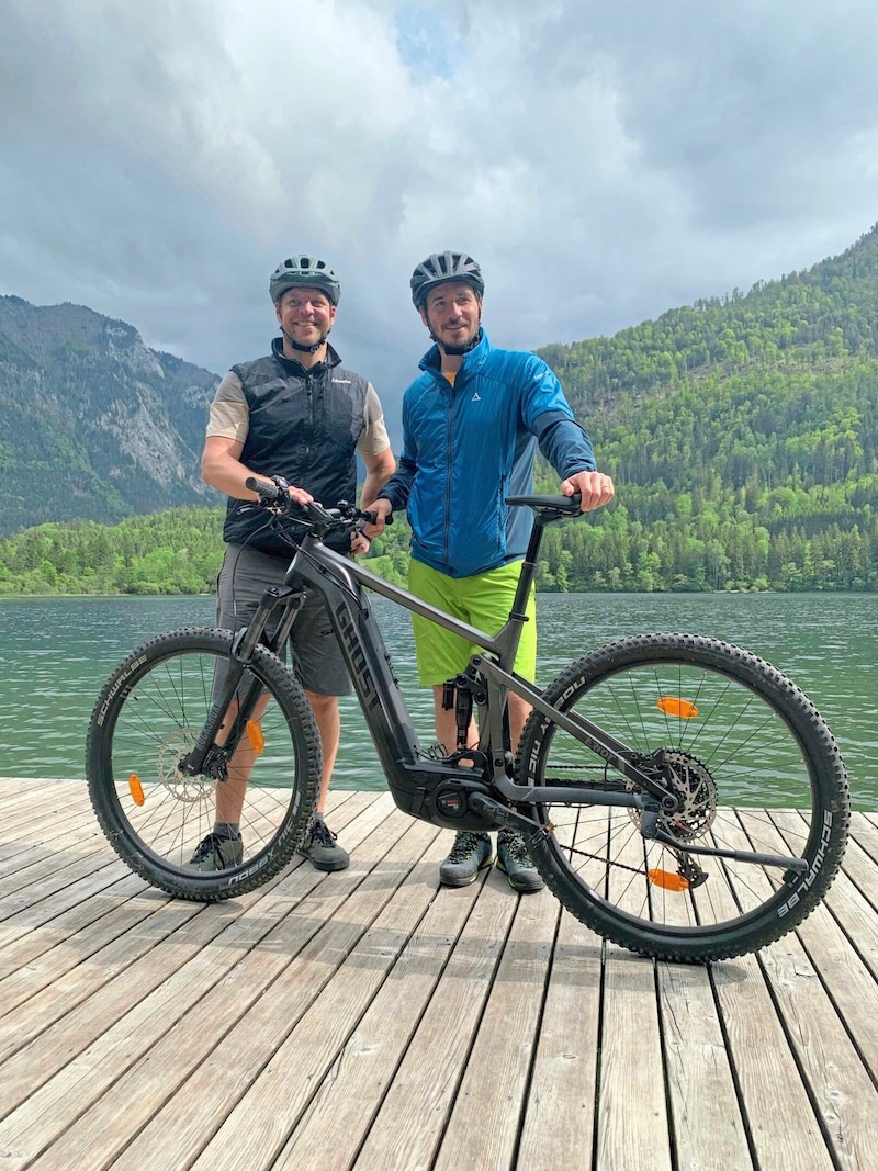 Niederösterreichs Radbotschafter Felix Neureuther (re.) möchte auch weiterhin ein sportliches Vorbild sein. Begegnung unter ehemaligen „Kollegen“: Andreas Buder aus Göstling, Juniorenweltmeister in der Abfahrt, betreibt einen Fahrradverleih in Lunz am See. (Bild: Susanne Zita)