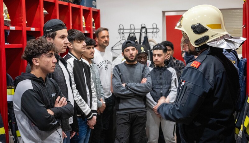 At the beginning of May, the foreign participants were given a guided tour of the fire station, during which they inspected the fire engines and all the equipment. (Bild: BBU/Michael Lenz)