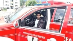 Ein wichtiger Schritt für die Integration ist das Verständnis für die Eckpfeiler der Gesellschaft – wie eben die Feuerwehr. Abraham Hailu Berha (17) aus Äthiopien ist begeistert. (Bild: BBU/Michael Lenz)