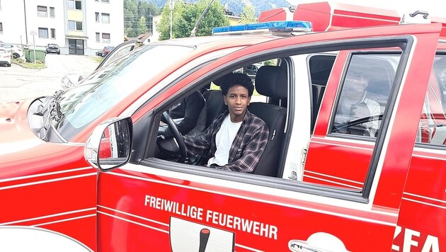 An important step towards integration is understanding the cornerstones of society - such as the fire department. Abraham Hailu Berha (17) from Ethiopia is enthusiastic. (Bild: BBU/Michael Lenz)