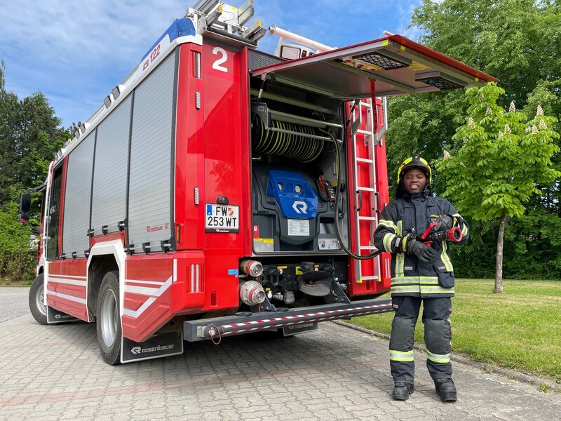 Kamerad Nikiema steht im Dienst seiner Waldviertler Wehr. (Bild: Feuerwehr)