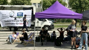 Vor der Messehalle Wien haben sich Aktivisten der NGO Attac eingefunden.