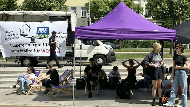 Vor der Messehalle Wien haben sich Aktivisten der NGO Attac eingefunden. (Bild: APA/THOMAS KARABACZEK)