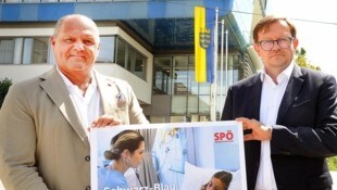 Schroll und Silvan vor dem Krankenhaus Melk (Bild: Crepaz Franz)