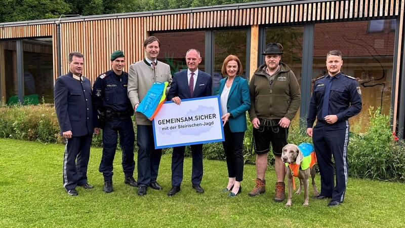 Landespolizeidirektor Gerald Ortner, Polizeihundeführer Andre Jeitler, Landesjägermeister Franz Mayr-Melnhof-Saurau, Innenminister Gerhard Karner (ÖVP), Landesrätin Simone Schmiedtbauer (ÖVP), Hundeführer Florian Gutmann und Chefinspektor Alexander Homola (von links) bei der Präsentation der neuen Maßnahmen. (Bild: Land Steiermark)