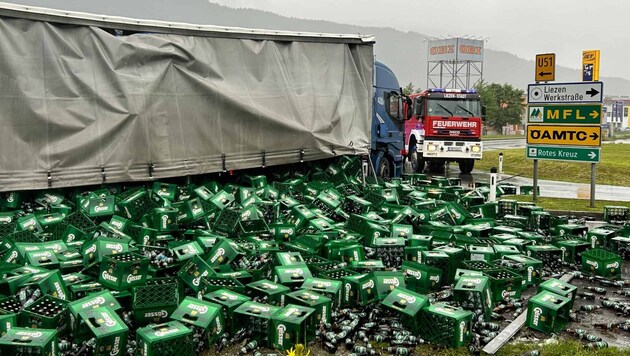 Die Bierladung konnte nur zum Teil geborgen werden (Bild: FF Liezen-Stadt)