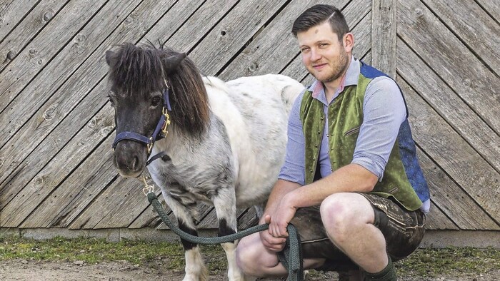 Johannes aus dem Bezirk Vöcklabruck ist Holzarbeiter und bestellt einen kleinen Hof mit Ponys, ...