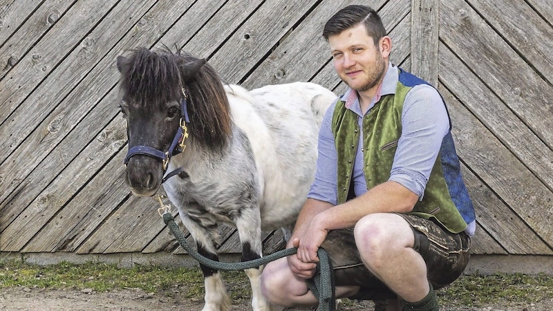 Johannes aus dem Bezirk Vöcklabruck ist Holzarbeiter und bestellt einen kleinen Hof mit Ponys, Hühnern, Enten und Obstbäumen. (Bild: ERNST KAINERSTORFER)