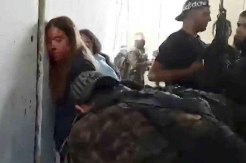 Egy új videón most az látható, ahogy a túszejtők a falhoz szorítják a véres Naamát (balra). (Bild: zVg)