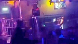 Auf dem Video aus Villach ist zu sehen, wie Feiernde zu den Klängen von Gigi D‘Agostino grölen.