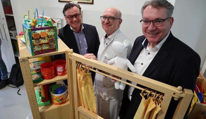 Die NHT-GF Markus Pollo (li.) und Johannes Tratter (re.) mit Thomas Müller (Chef Kinderklinik).