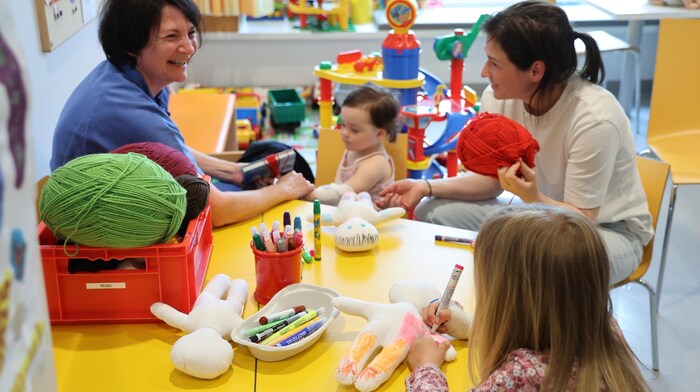 Durch die kreative Betätigung vergessen die Kinder ihre Krankheit.