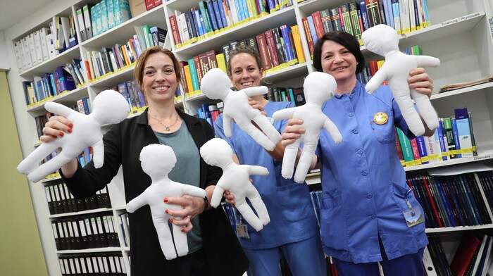 Lisa Ridl (li.) von Artis übergab die ersten Puppen an die beiden Krankenschwestern Anna (Mitte) ...