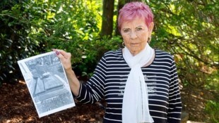 Margarete C. mit einem Bild des Grabes, dass sie nun entfernen soll. (Bild: Reinhard Holl)