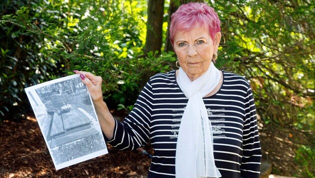Margarete C. mit einem Bild des Grabes, dass sie nun entfernen soll.