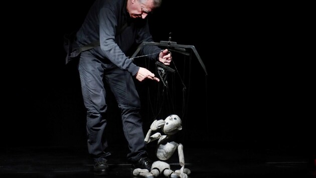 Das katalinische Rocamora Teatre: In „Identitats“ nimm eine Marionette mehrere Identitäten an