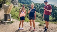 Vereinsgründerin  Renate Steinacher (Bildmitte) erhält auch Unterstützung von den Skispringern Chiara Kreuzer (links) und Stefan Kraft (rechts). (Bild: JumpandReach)