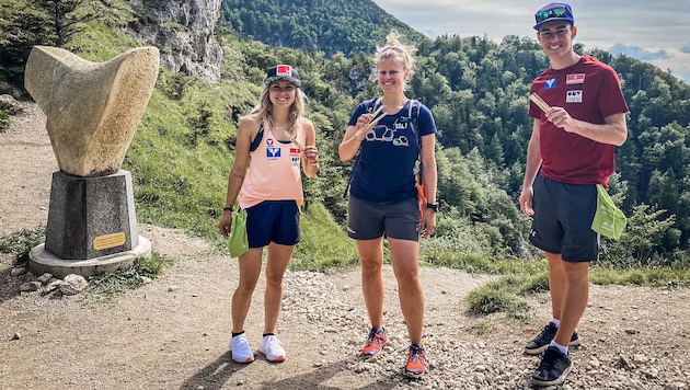 Vereinsgründerin  Renate Steinacher (Bildmitte) erhält auch Unterstützung von den Skispringern Chiara Kreuzer (links) und Stefan Kraft (rechts). (Bild: JumpandReach)