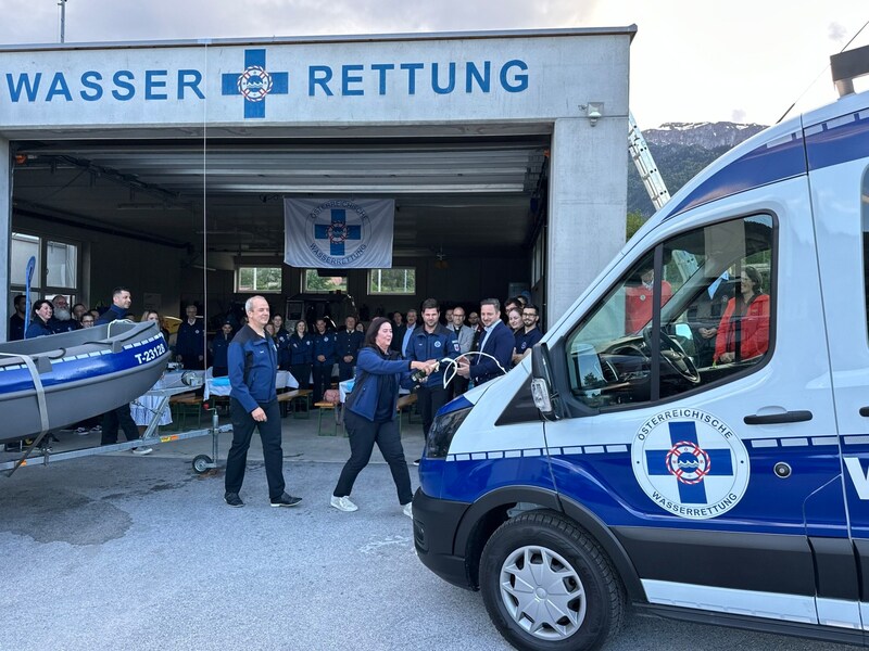 Auch ein Einsatzfahrzeug, ein Ford Transit, wurde offiziell eingeweiht. (Bild: zoom.tirol)