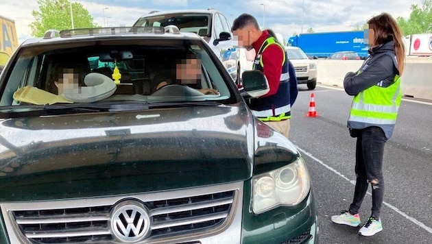 Kfz-Identifizierungsmerkmale überprüft, Lenkerdaten kontrolliert – Spezialermittler bei der Aktion „Transit 24“ im Mai. (Bild: LPD Burgenland / BKA, Krone KREATIV)