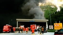 Die schwarze Rauchwolke über dem Tauerntunnel-Portal – ein unvergessenes Bild einer Katastrophe. (Bild: Freiwillige Feuerwehr Flachau)