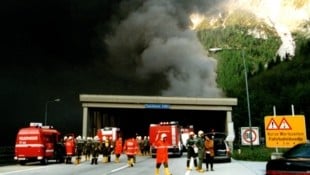 Die schwarze Rauchwolke über dem Tauerntunnel-Portal – ein unvergessenes Bild einer Katastrophe.