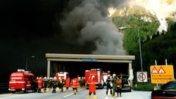 Die schwarze Rauchwolke über dem Tauerntunnel-Portal – ein unvergessenes Bild einer Katastrophe. (Bild: Freiwillige Feuerwehr Flachau)
