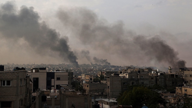 Aufsteigender Rauch nach dem Bombardement auf Rafah (Bild: APA/AFP/Eyad BABA)