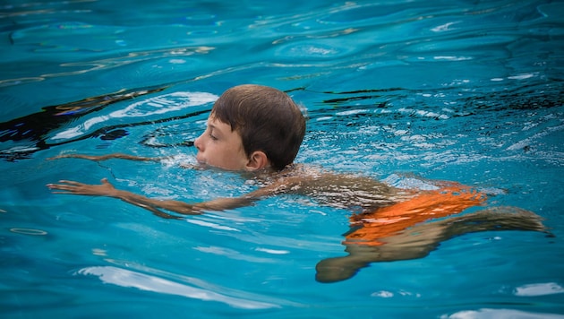 Schwimmunterricht ist verpflichtend, aber die Wege zu Hallenbädern sind am Land oft weit (Bild: Scharinger Daniel)