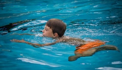 Schwimmunterricht ist verpflichtend, aber die Wege zu Hallenbädern sind am Land oft weit (Bild: Scharinger Daniel)