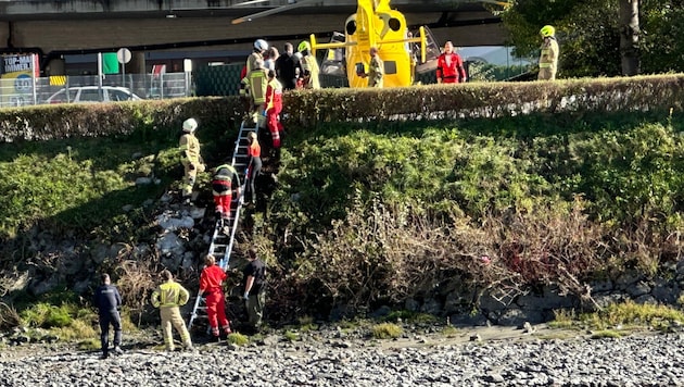 Die Bergung der beiden Nichtschwimmer in Schwaz in Tirol (Bild: ZOOM.TIROL)