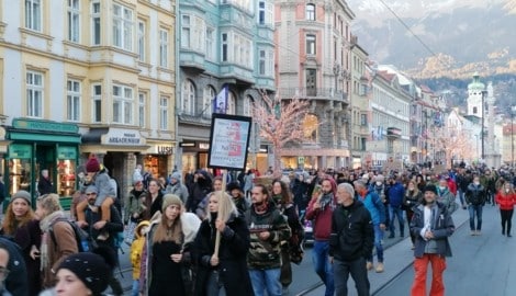 Bei einer Corona-Demo in Innsbruck wurde der Polizist gefilmt, die Aufnahmen wurde tausendfach geteilt. (Bild: Peter Freiberger)