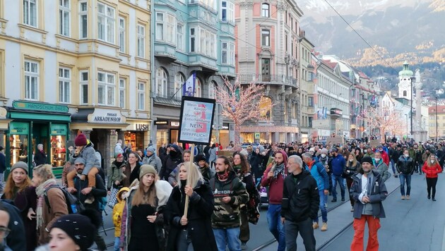 The police officer was filmed at a coronavirus demonstration in Innsbruck and the footage was shared thousands of times. (Bild: Peter Freiberger)