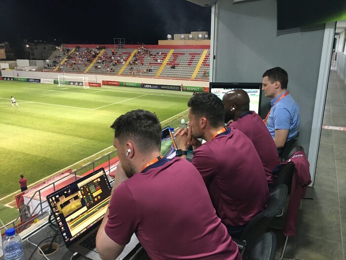 Die englischen Video- und Spielanalysten fein säuberlich aufgefädelt im Ammostochos-Stadion von Larnaka. 