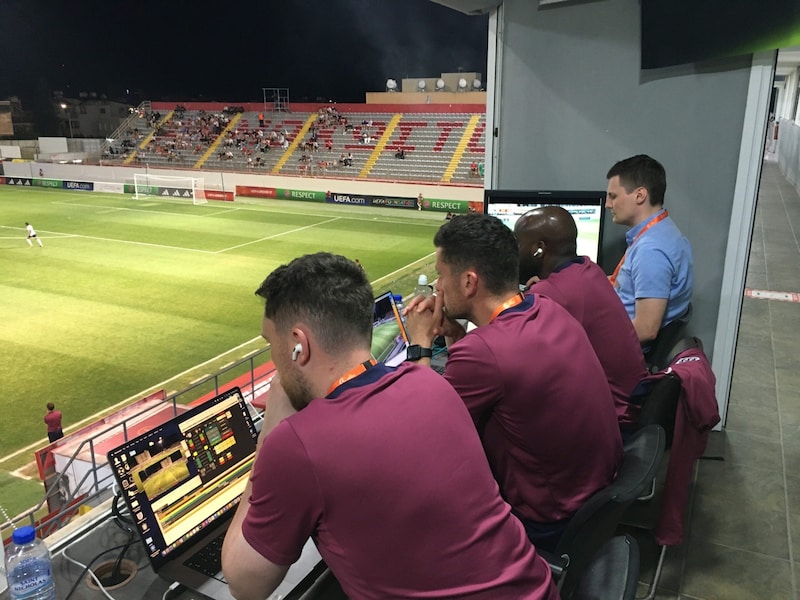 Die englischen Video- und Spielanalysten fein säuberlich aufgefädelt im Ammostochos-Stadion von Larnaka. (Bild: Stefan Schnittka)