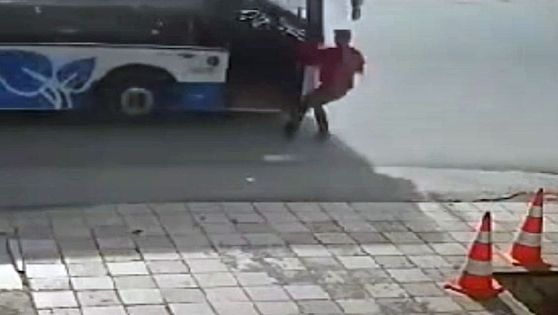 Der Bus touchierte den Teenager wegen eines sofortigen Bremsmanövers nur leicht, der 18-Jährige fiel dennoch zu Boden. (Bild: Screenshot kameraOne)