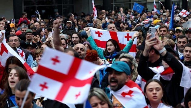 Zehntausende Georgier sind gegen das Gesetz auf die Straßen gegangen. (Bild: AFP/Giorgi ARJEVANIDZE)