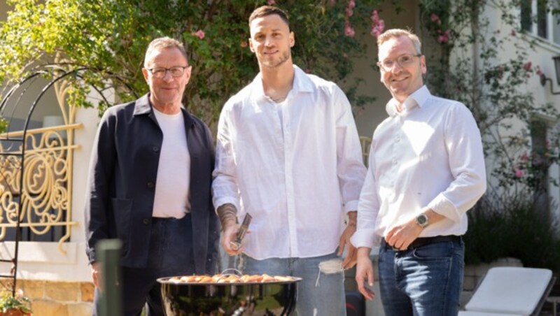 Arnautovic überzeugte auch als Grillmeister neben Rangnick und Schmid (re.). (Bild: Jana Madzigon)