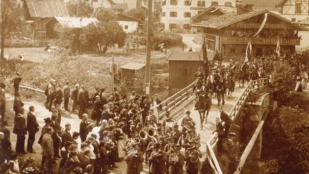 Die Aufnahme zeigt den Ritt im Jahr 1912 bei der Landbrücke, im Hintergrund das Brückenkrämerhaus und der Bechlwirt. (Bild: Gemeindearchiv Kirchberg)