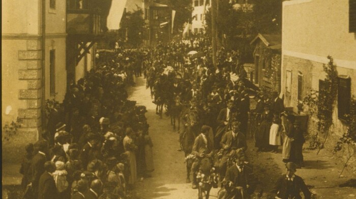 Die Prozession um 1900 auf der Hauptstraße. Links im Bild die Villa Filzer.