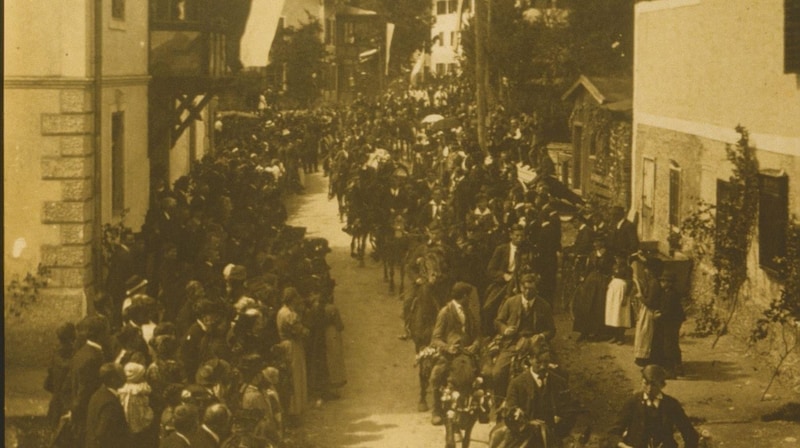 Die Prozession um 1900 auf der Hauptstraße. Links im Bild die Villa Filzer.  (Bild: Gemeindearchiv Kirchberg)