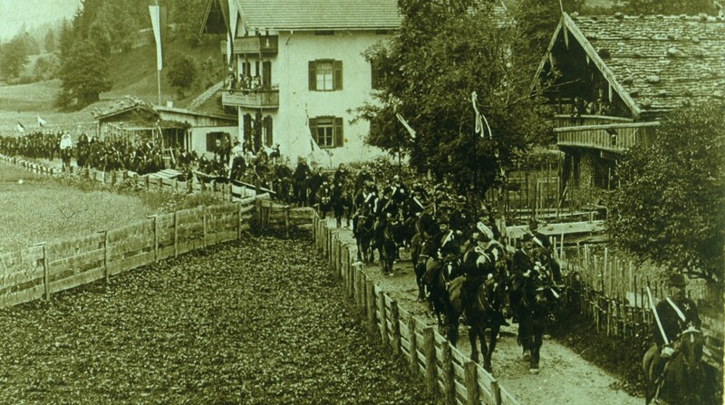 Um 1910 beim ehemaligen „Badlwirt“ vorbei.   (Bild: Gemeindearchiv Kirchberg)