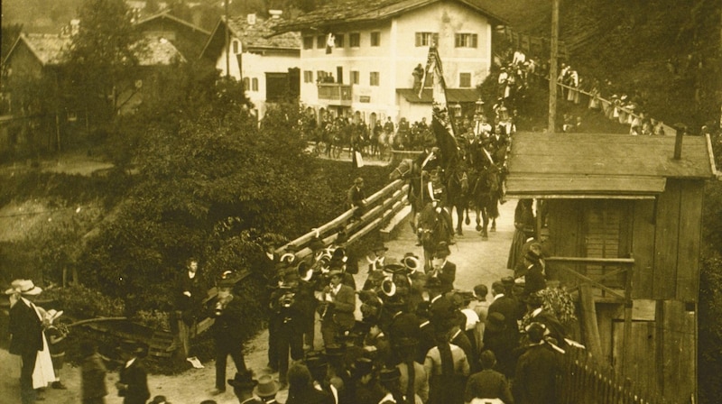 Fotos und Informationen stammen aus dem Gemeindearchiv Kirchberg: die Prozession um 1900 bei der Landbrücke. (Bild: Gemeindearchiv Kirchberg)