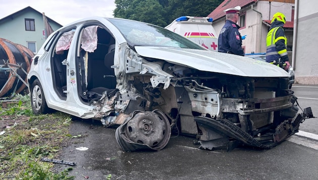 Das Fahrzeug krachte gegen eine Hausmauer. (Bild: FF Hermagor)