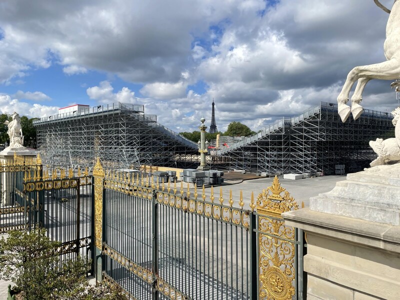 Auch auf der Place de la Concorde stehen die Tribünen schon. (Bild: Gernot Bachler)